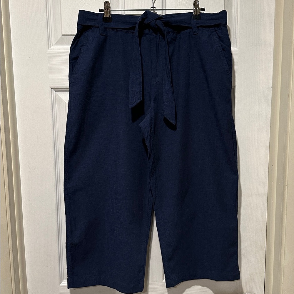 Liz Claiborne Blue Linen Blend, Belted Crops. Medium